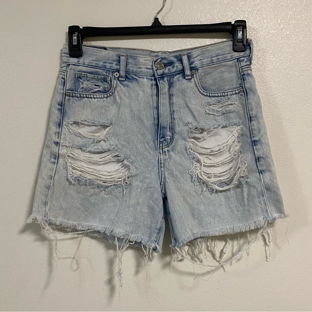 American Eagle Shorts Women’s Size 2 Light Wash distressed Denim Mom Shorts